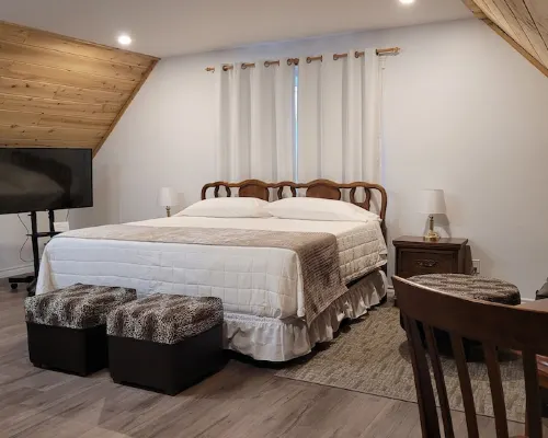 The Riverside Inn - a welcoming, peaceful retreat on the water. Hoteles en Condado de Carleton