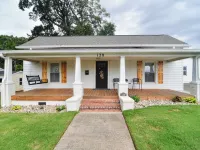 Charming Downtown Fort Mill Home w/ Large Backyard 포트밀 호텔