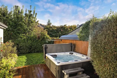 Arrowtown Family Home with spa Отели рядом с достопримечательностью «Buckingham Street»