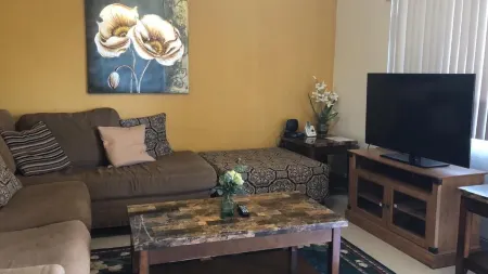 2 Bedroom 1 Bath Near Hospital and Shopping and Beach