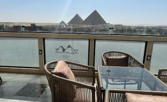 Vida Pyramids Inn
