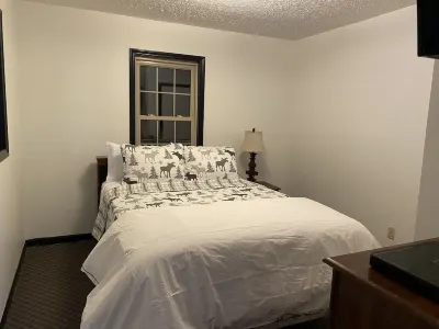 Cabin 3 Fall asleep to the sound of the New River's Song Hotels near New River trail State Park, Cliffview Access