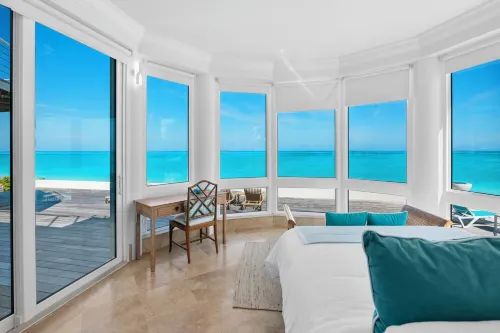 OCEANFRONT,  with spectacular infinity pool on Tar Bay.  An Exuma paradise.