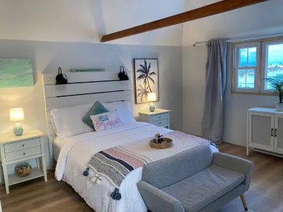 Dreamy studio 30 seconds from the beach, includes kayak and bicycles! Hotels near Royal Naval Dockyard