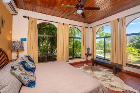 private oceanview villa, 3 bedroom gem-walking distance to the beach