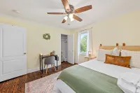 Cozy Davidson Cottage Park & Lake Moments Away - Pet Friendly Hotels in Davidson