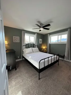 The View on 87th Osoyoos 2 bedroom, 1.5 bath, covered patio view vacation home. Отели рядом с достопримечательностью «Osoyoos and District Museum and Archives»