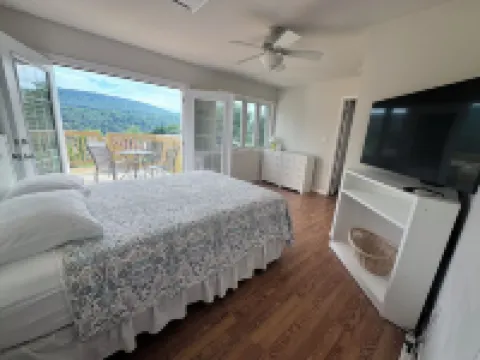 Wonderful Mountain Views.  Walk to Rivers, Parks, Restaurants and Shops.