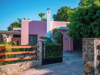 Villa Francesca  with a private pool and gardens - Walking distance available