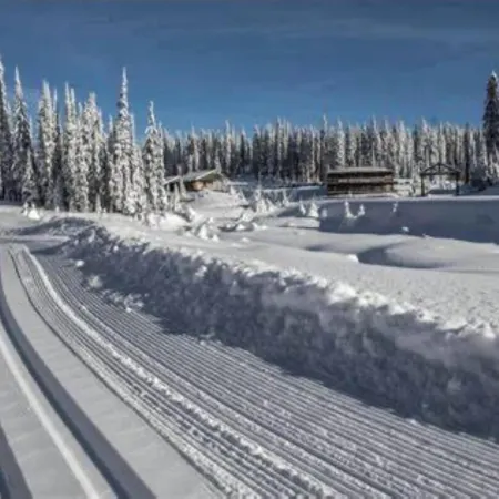 20 Klm from SilverStar in Vernon with Private Hot Tub