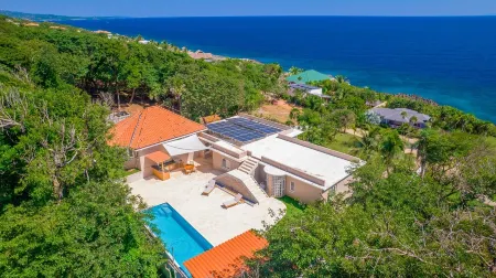 West Bay Latitude large 4 bedroom home just 5 minutes to West Bay Beach