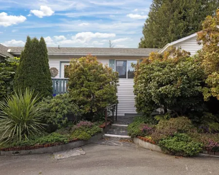 Oceanfront Inn: Private Boardwalk, Beach Access, & Free Kayaks! Hotels in Sooke