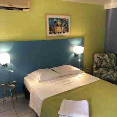 Coco-mango Apt. B, Studio Cosy, vue mer à 250 m de la Plage de la Perle Rooms