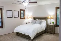 Cozy and Clean • Pet-Friendly Family Retreat • Newly Remodeled • Community Pool セイフウェイ周辺のホテル