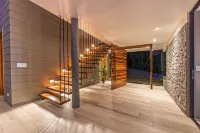 Tropical 4 Bedroom Luxury Home with Pool & Hot Tub