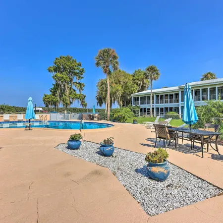 Pool Access & Lanai: Riverfront Welaka Condo!