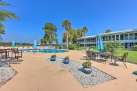 Pool Access & Lanai: Riverfront Welaka Condo! - Pool