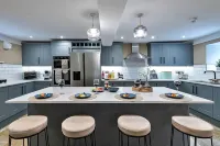 Luxury 9-Bed Manor with Hot Tub & Free Parking - Park Yeri