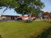 The Silver Birch Motel Hotels near Art's Landscaping