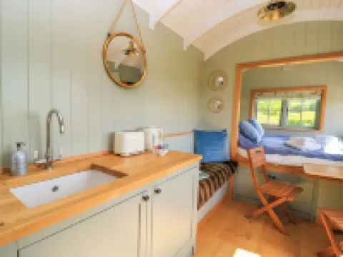 Goose Whistle Hut Hotels in Chippenham