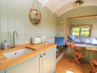 Goose Whistle Hut Hotels in Chippenham Without