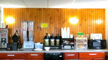 Budget Host Airport Inn Отели рядом с достопримечательностью «Two Cent Bridge»