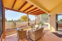 Near Lakes & Trails: Mesa Home w/ Golf Course View - شقق