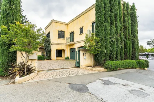 Cypress House & Studio, Walk to Healdsburg Plaza 3 Bedroom Home by Redawning