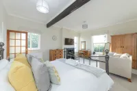 Borrowfield Lodge Hotels in Stanley Common