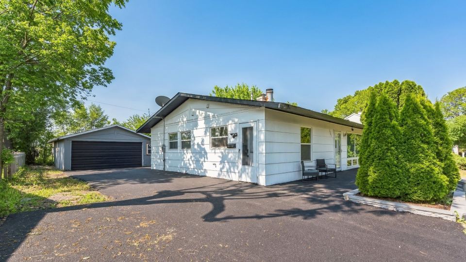 Charming Contemporary Family Home 3 Bedroom Home by RedAwning