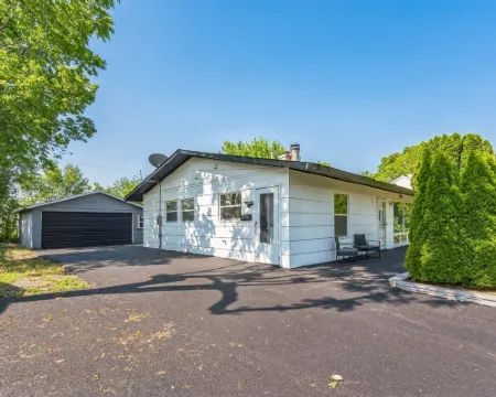 Charming Contemporary Family Home 3 Bedroom Home by RedAwning Hotels in Glenview