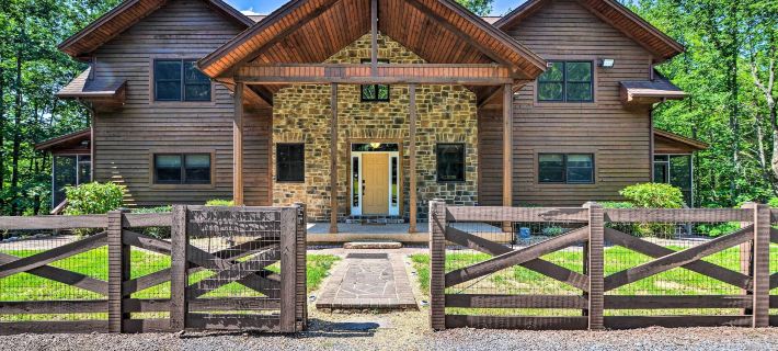 Spacious 5,200-sq-ft Cabin in Shenandoah Valley Hotels in Shenandoah County