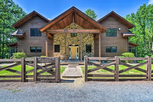 Spacious 5,200-sq-ft Cabin in Shenandoah Valley - parking