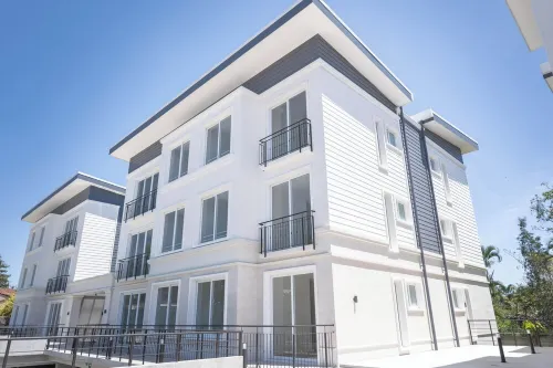 Stylish Apartment w/ Workspace, Pool & Gym