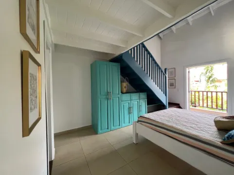 4 bedrooms/3baths townhouse best location 2 min to the Beach