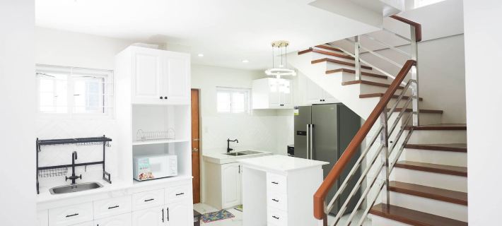 Luxurious Place Cozy Spacious Family Suite with WIFI near SM Lucena Ξενοδοχεία στην πόλη Κεζόν