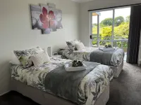 Cosy cottage in peaceful garden setting - just a minute's walk to Lake Rotorua