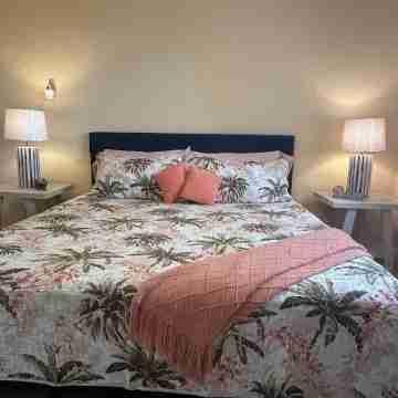 The Lost Crab at Sapphire - End Unit. Newly  Renovated. Easy Access to Beach Rooms