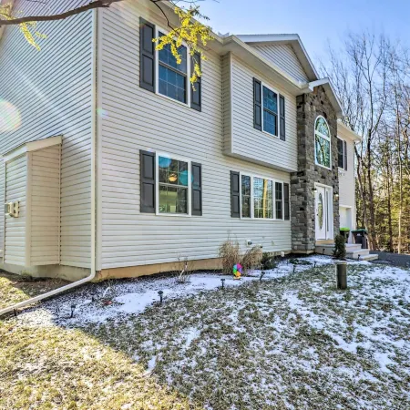 3 Mi to Kalahari: Pocono Summit Home w/ Pool Table