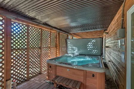 Carnelian Bay Home w/ Hot Tub Near Tahoe Skiing