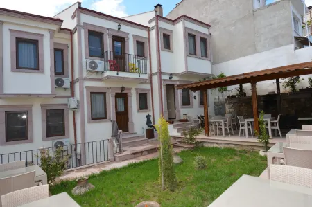 Hayriye Hanim Ege Отели рядом с достопримечательностью «Cunda Mocamp»