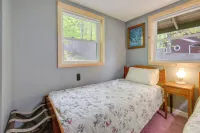 Waterfront Escape w/ Kayak, Paddle Boards, & Sauna -  Privatzimmer