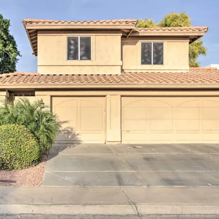Pool, Hot Tub and Golf Course View Glendale Oasis!