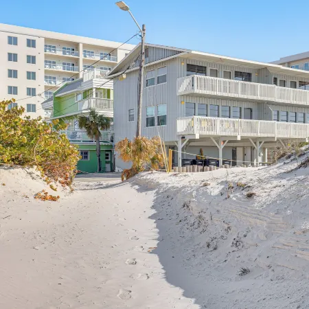 Driftwood Beach Cottage - Walk to Clearwater Bch