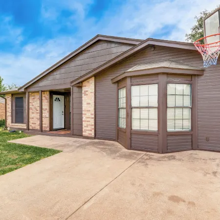 Game Room and Patio Family Home in the Colony!