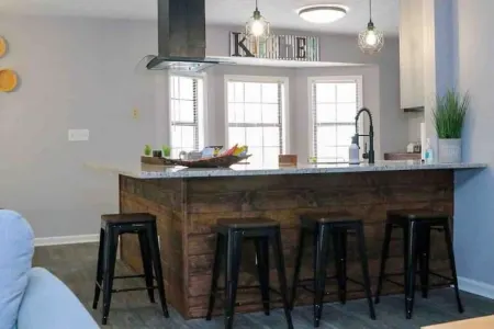 Lovely 3 bedroom home close to Stone Mountain Отели рядом с достопримечательностью «Benu Glass Creations»