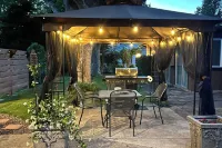Private Modern Entertainment Getaway - Homestays