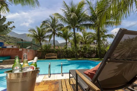 Pousada Toca da Praia Отели рядом с достопримечательностью «Camping e Bar do Cacau - Praia de Santiago»