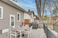 Walk to Shops & Eats: Home w/ Deck in Minneapolis - 2 étoiles