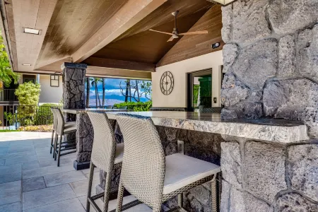 Spacious Lanai and Resort Amenities - Exquisite Oceanfront Retreat Отели рядом с достопримечательностью «Онелоа Бич»